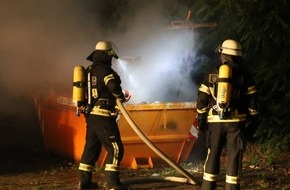 Freiwillige Feuerwehr Hamb&uuml;hren: FW Hamb&uuml;hren: N&auml;chtlicher Containerbrand neben Pflegeheim - Rauch droht durch ge&ouml;ffnete Fenster einzudringen