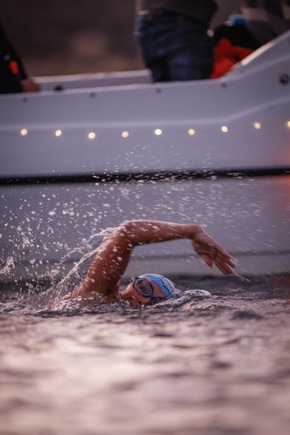 Erneuter Erfolg für Extremschwimmerin in Australien / Nathalie Pohl triumphiert mit beeindruckender Leistung beim &quot;Derwent River Big Swim&quot;