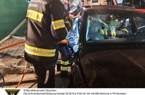Feuerwehr München: FW-M: Verkehrsunfall - Schere und Spreitzer im Einsatz (Freimann)