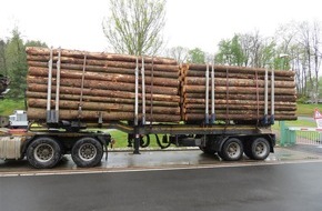 Polizeipräsidium Trier: POL-PPTR: Trotz starker Kontrollen: Immer wieder deutlich überladene Holztransporte