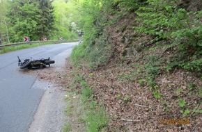 Polizei Rheinisch-Bergischer Kreis: POL-RBK: Wermelskirchen - Motorradfahrer verletzt sich schwer bei missglücktem Überholmanöver