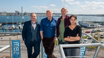 NDR / Das Erste: Dreh für neuen Kieler NDR "Tatort" mit Axel Milberg und Almila Bagriacik - Buch und Regie erneut vom Erfolgsduo Sascha Arango und Andreas Kleinert