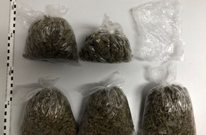 Polizei Bonn: POL-BN: Bonn-Tannenbusch: 22-Jähriger flüchtete vor Streifenwagen - Rund 500 Gramm Marihuana sichergestellt