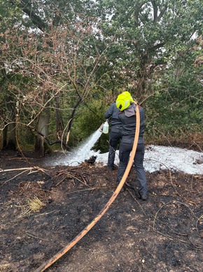 FW-Heiligenhaus: Vegetationsbrand im Stadtteil Isenbügel - rund 50 Einsatzkräfte über drei Stunden im Einsatz