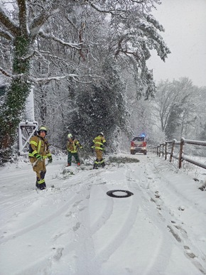 FW-EN: Feuerwehr wegen Schneewetterlage dauerhaft im Einsatz! - 27 Einsätze für Feuerwehr und THW-Wache bis zum Abend besetzt