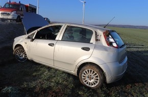 Kreispolizeibeh&ouml;rde H&ouml;xter: POL-HX: Pkw kommt von Stra&szlig;e ab - Fahrerin leicht verletzt