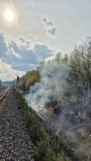 FW S&uuml;dheide: B&ouml;schungsbrand an der Bahnstrecke zwischen Unterl&uuml;&szlig; und Suderburg