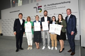 toom Baumarkt GmbH: Vereinbarkeit Beruf und Privatleben: toom erhält drittes Zertifikat in Folge / 25-jähriges Jubiläum und Zertifikatsverleihung des "audit berufundfamilie" in Berlin mit Lisa Paus (MdB)
