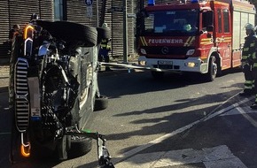 Feuerwehr München: FW-M: Pkw landet auf der Seite (Schwabing)