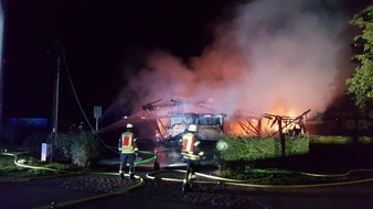 Feuerwehr und Rettungsdienst Bonn: FW-BN: Feuer in der Bonner Rheinaue - Freizeittreff im Vollbrand