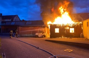 Kreisfeuerwehrverband Calw e.V.: KFV-CW: Feuerwehr verhindert Übergreifen der Flammen - Keine Verletzten - Mehrere 10.000 Euro Sachschaden