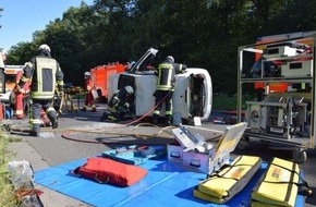 Feuerwehr Mülheim an der Ruhr: FW-MH: Aufwändige Rettung nach einem Verkehrsunfall auf dem Uhlenhorstweg