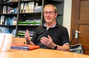 Bodelschwinghsche Stiftungen Bethel: Was braucht es, um dauerhaft gl&uuml;cklich zu sein? Bethel-Experte erkl&auml;rt, warum das Zwischenmenschliche der ultimative Faktor ist - und wie Medien das Empfinden verzerren