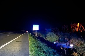 Polizei Bielefeld: POL-BI: Nach Sekundenschlaf: Fahrzeug überschlägt sich