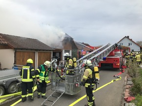 KFV-CW: Intensiver Atemschutzeinsatz bei Großbrand in Rotfelden - Keine Verletzten - 300.000 Euro Schaden - 120 Einsatzkräfte vor Ort