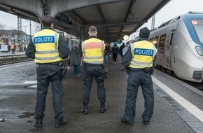 Bundespolizeidirektion Sankt Augustin: BPOL NRW: Raub in der RE 22 mittels Trick - Bundespolizei ermittelt
