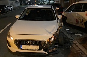 Polizei Mettmann: POL-ME: Hoher Sachschaden - Hyundai kollidiert mit vier geparkten Autos - 2512047