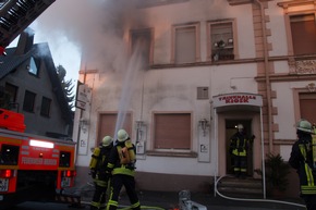 FW Menden: Feuerwehr Menden rettet 12 Personen bei Wohnungsbrand