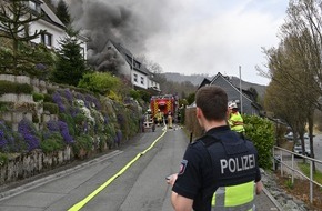 Freiwillige Feuerwehr Olsberg: FF Olsberg: Großeinsatz bei Brand in Olsberg - Wulmeringhausen
