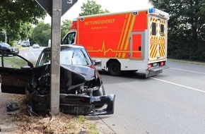 Kreispolizeibehörde Herford: POL-HF: Insassin nach Unfall schwer verletzt- PKW kollidiert mit Verkehrsmasten