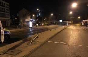 Polizeipräsidium Nordhessen - Kassel: POL-KS: Autofahrer legt Ampel in Trümmer und flüchtet: Ermittler suchen beschädigten VW Passat, Baujahr 1996 bis 2005