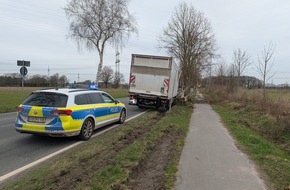 Polizeiinspektion Stade: POL-STD: LKW-Fahrer weicht entgegenkommendem Sattelzug aus und prallt im Seitenraum gegen einen Baum - Fahrer bleibt unverletzt - Polizei sucht Verursacher und Zeugen