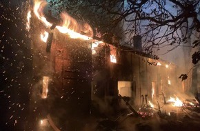 Feuerwehr Dortmund: FW-DO: Dortmund - Wickede Geb&auml;ude im Vollbrand