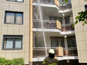 FW-GL: Wohnung nach Balkonbrand im Stadtteil Frankenforst unbewohnbar - Feuerwehr rettet zwei Katzen