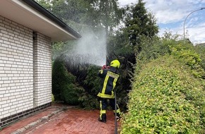 Freiwillige Feuerwehr Alpen: FW Alpen: Brand einer Hecke droht auf Garage überzugreifen