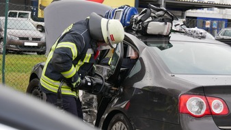 Freiwillige Feuerwehr Celle: FW Celle: Verkehrsunfall mit eingeschlossener Person