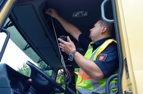 Polizeiinspektion Hameln-Pyrmont/Holzminden: POL-HOL: Überwachungsbeamte des Schwerlastverkehrs mit Auswerteeinheit ausgestattet: Polizei Holzminden kontrolliert LKW "Digital" - Entsprechende Einweisungsbeschulungen durchgeführt -