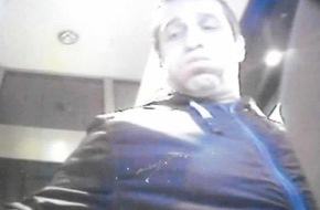 Polizei Düsseldorf: POL-D: Profi-Täter manipuliert Geldautomaten - Wer kennt den "Skimmer"? - Mehrere Zehntausend Euro Schaden -  Polizei fahndet mit Bildern aus der Überwachungskamera