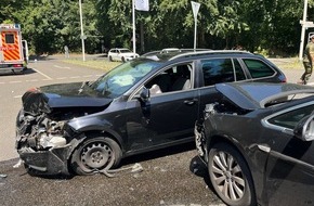 Polizei Mettmann: POL-ME: Fehler beim Abbiegen: Autos prallen frontal zusammen - 2507009