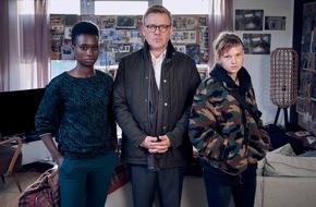 ZDFneo: Ein dunkles Familiengeheimnis geht in Serie: ZDFneo dreht "Breaking Even" / Mit Justus von Dohnányi, Lorna Ishema und Sinje Irslinger