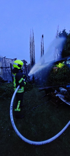 Feuerwehr Neuss: FW-NE: Brand in einer Kleingartenanlage in Holzheim | Keine Verletzten