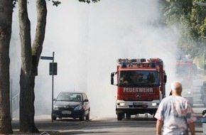 Feuerwehr Iserlohn: FW-MK: Oldtimer brennt in voller Ausdehnung