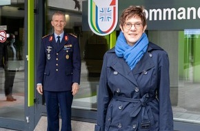 Presse- und Informationszentrum der Streitkräftebasis: Verteidigungsministerin Kramp-Karrenbauer besucht Kommando Streitkräftebasis