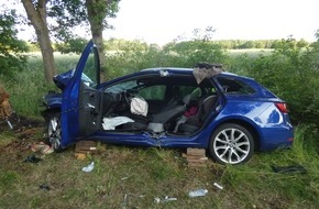 Polizeiinspektion Cuxhaven: POL-CUX: Schwerer Verkehrsunfall auf der L135 zwischen Nordholz und Altenwalde - Vollsperrung