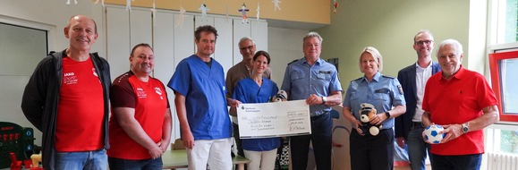Polizeipräsidium Westpfalz: POL-PPWP: Nach Benefizfußballspiel: Spendenübergabe im Westpfalz-Klinikum
