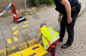 Polizeiinspektion Heidekreis: POL-HK: Bad Fallingbostel: Vorschulkinder bringen "Gelbe F&uuml;&szlig;e" f&uuml;r einen sicheren Schulweg an