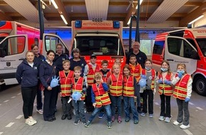 Freiwillige Feuerwehr Finnentrop: FW Finnentrop: Lenhauser Löschkids besuchen Rettungswache Finnentrop