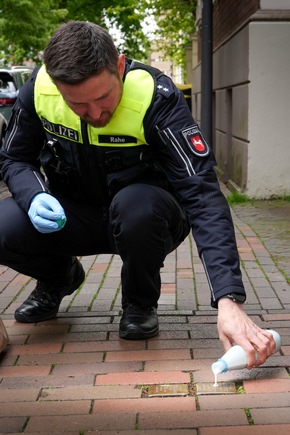 POL-OS: Gemeinsam erinnern, Haltung zeigen: Polizei reinigt Stolpersteine in Osnabr&uuml;ck