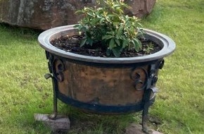 Polizeidirektion Pirmasens: POL-PDPS: Blumenkübel aus Vorgarten entwendet