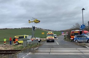 Bundespolizeiinspektion Erfurt: BPOLI EF: Person bei Bahnübergangsunfall schwer verletzt