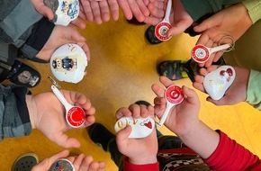 Polizeidirektion Neustadt/Weinstraße: POL-PDNW: Kindergartenkinder gestalten Weihnachtsbaum der Autobahnpolizei Ruchheim
