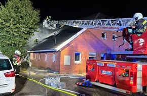 Freiwillige Feuerwehr Aurich: FW-AUR: Feuer droht Gebäude zu zerstören