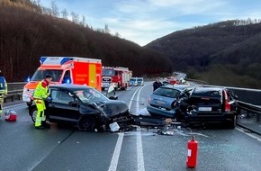 Polizei Lippe: POL-LIP: Schlangen-Kohlstädt. Schwerer Verkehrsunfall auf der B1.