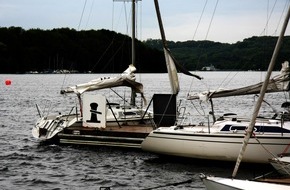 Feuerwehr Essen: FW-E: Geisterschiffe treiben führerlos über den Baldeneysee, Spaziergänger sichern die angelandeten Segelboote