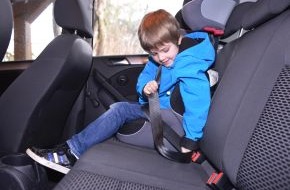 HUK-COBURG: Tipps für den Alltag / Kind immer im Blick haben / Eltern müssen darauf achten, dass Kinder während der Autofahrt angeschnallt bleiben