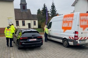 Polizeipräsidium Mittelhessen - Pressestelle Wetterau: POL-WE: + Kontrollen zur Schulwegsicherung + Fußgängerin von Linienbus erfasst + Portemonnaie aus Mercedes geklaut + Wohnmobil beschädigt + Rüttelplatte gestohlen +
